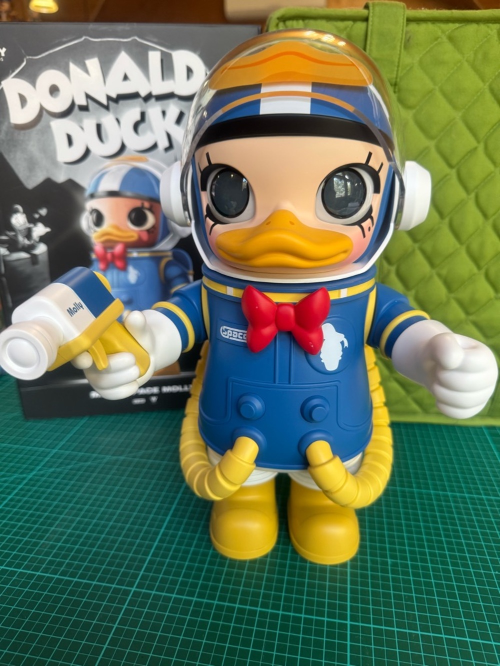 400% Mega Space Molly Donald Duck - Picture 9 of 9